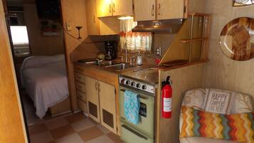 Kühlschrank, Mikrowelle, Herdplatte, Wasserkocher mit Kaffee-/Teezubehör