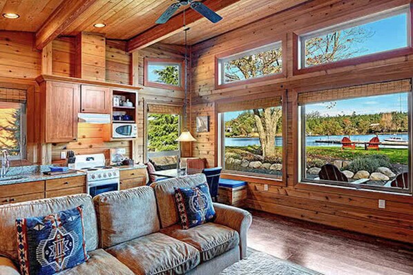 TV, fireplace, DVD player, stereo - Snug Harbor Resort and Marina - One Bedroom Waterfront Cabin Handicap Access (Friday Harbor)