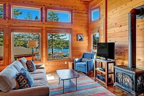 Flat-screen TV, fireplace, DVD player, video library - Snug Harbor Resort and Marina - Two Bedroom Water View Cabin, King Beds (Friday Harbor)