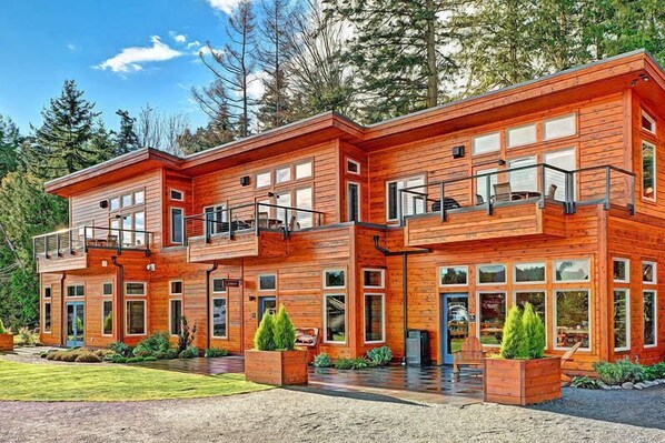 Exterior - Snug Harbor Resort and Marina - Two Bedroom Waterfront Suite (Friday Harbor)