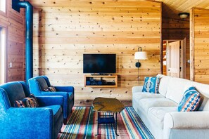 Fernseher, Kamin, DVD-Player, Videothek