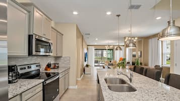 Réfrigérateur, micro-ondes, four, lave-vaisselle