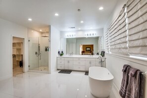 Tina, secadora de cabello, toallas 