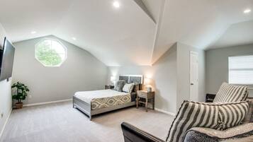 6 quartos, escrivaninha, ferros/tábuas de passar roupa, berço de viagem