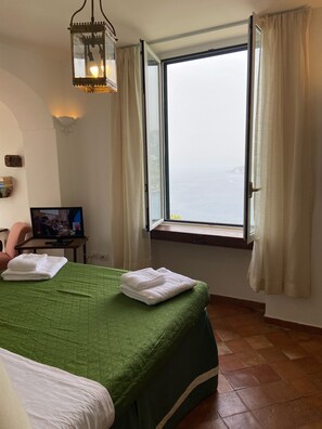 3 bedrooms, in-room safe, desk, iron/ironing board - The Red House: unique views (Maiori)