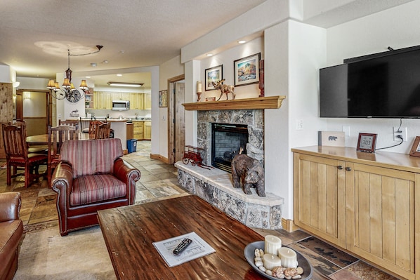 TV, caminetto, lettore DVD, impianto stereo