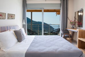 3 chambres, coffres-forts dans les chambres, fer et planche à repasser