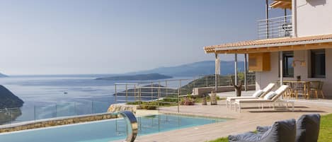 Utendørsbasseng og et evighetsbasseng