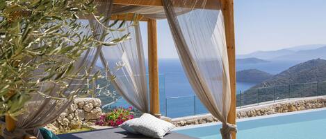 Outdoor pool, an infinity pool