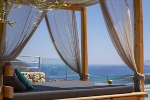 Property grounds - Modern country villa with stone-built BBQ area (Lefkada)