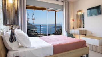 3 bedrooms, in-room safe, iron/ironing board, free WiFi