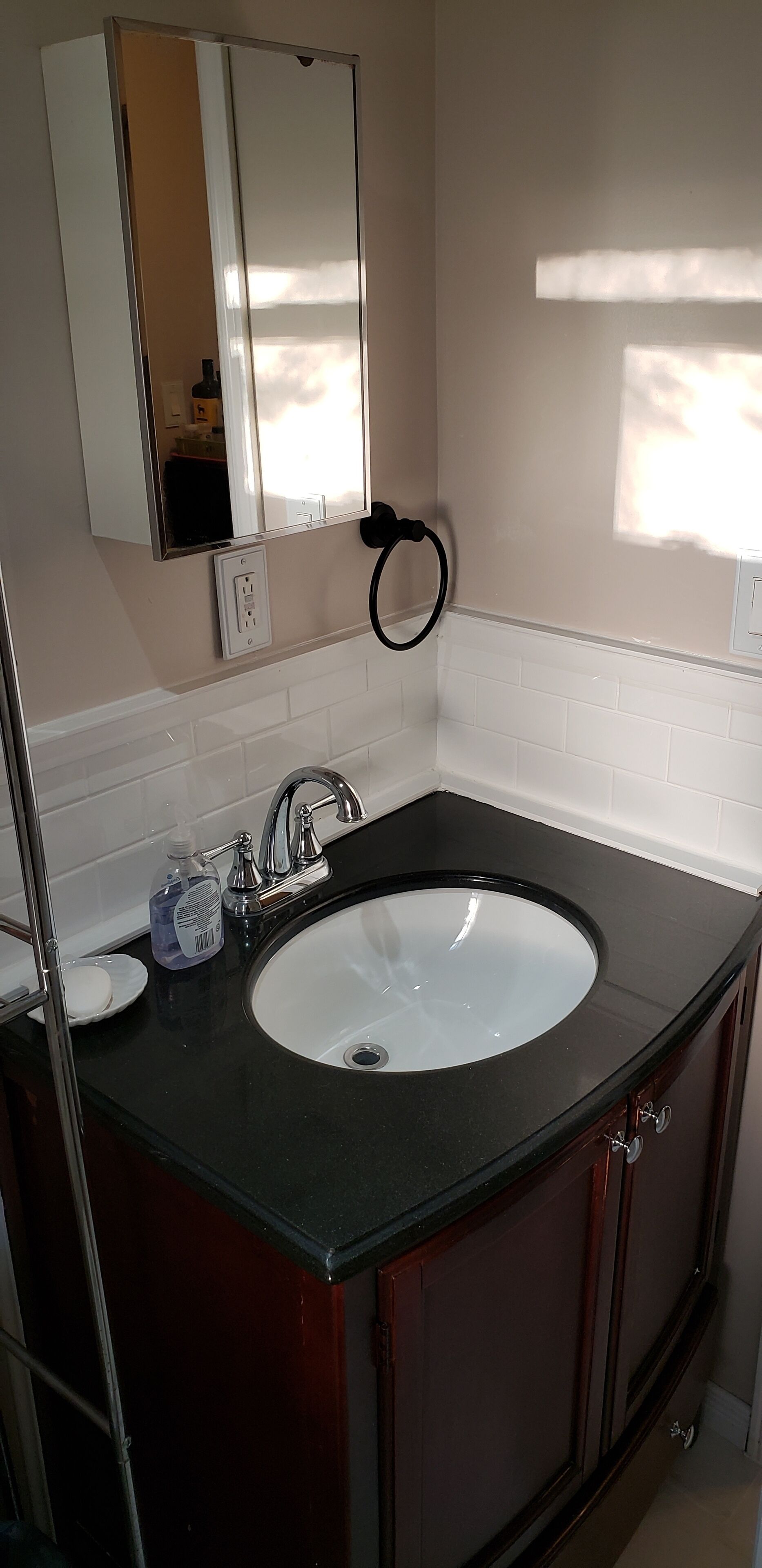 Baignoire, sèche-cheveux, serviettes fournies, savon