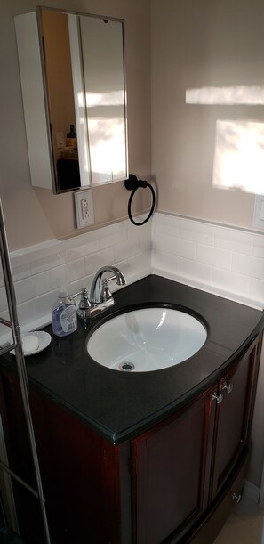 Badewanne, Haartrockner, Handtücher, Seife