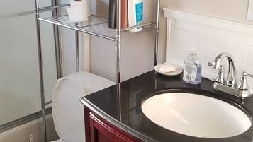 Baignoire, sĂšche-cheveux, serviettes fournies, savon