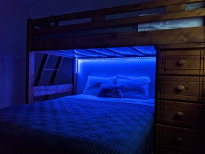 3 habitaciones, tabla de planchar con plancha, wifi y ropa de cama