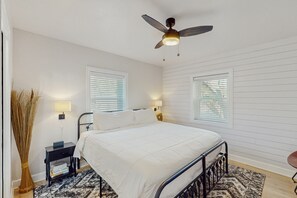 2 bedrooms, free Internet, bed sheets