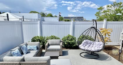 LOCATION & QUALITY! Right in town, freshly renovated, near everything u need!