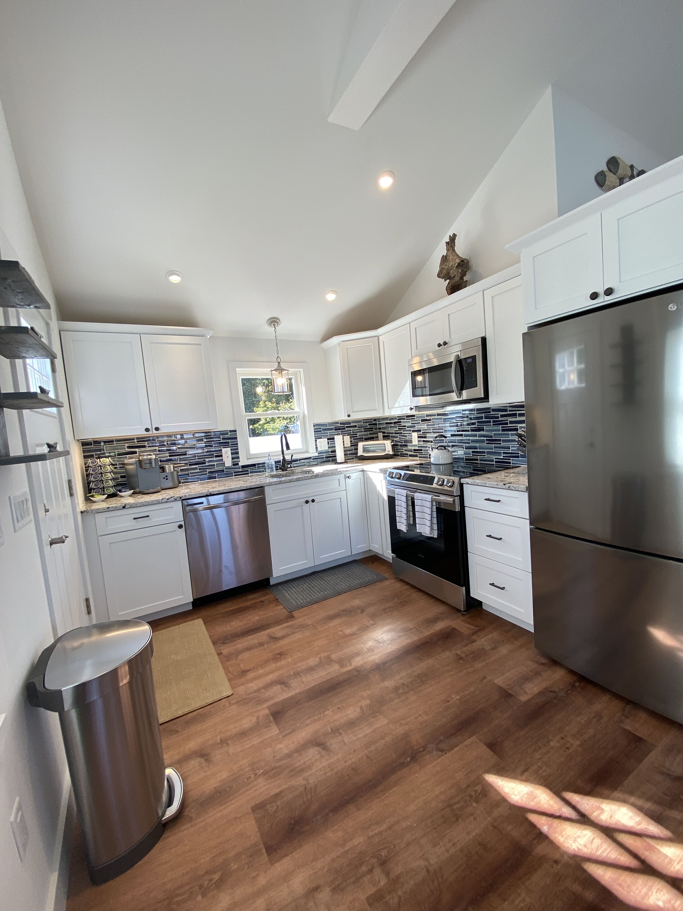 Jääkaappi, mikroaaltouuni, uuni, liesi