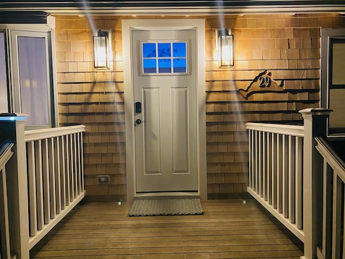 LOCATION  & QUALITY! Right in town, freshly renovated, near everything u need!