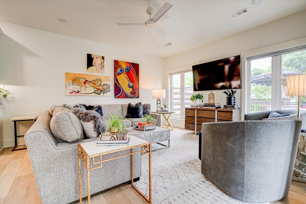 TRAILSIDE AT THE MOMENTARY, TOP 10 LUXURY, GREAT PATIO ON DOWNTOWN TRAIL