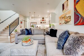 Una Smart TV, libros, una biblioteca de música