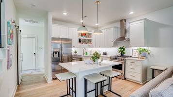 Een koelkast, een magnetron, een oven, een kookplaat