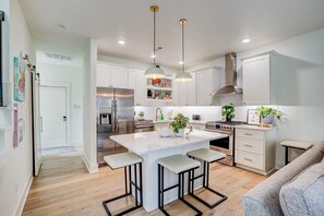 Een koelkast, een magnetron, een oven, een kookplaat