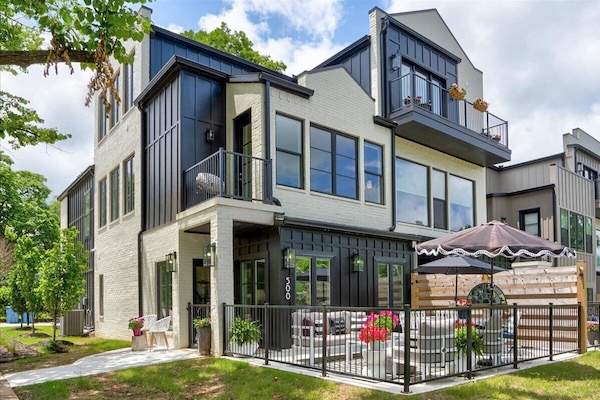 Directly on Downtown Trail. Paved walk/bike trail to everything Bentonville.