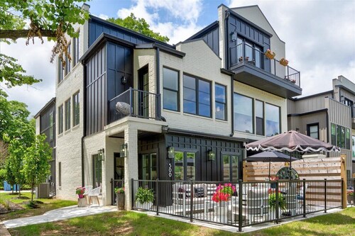 TRAILSIDE AT THE MOMENTARY, Bikers Paradise on Trail, Voted TOP 10 Luxury