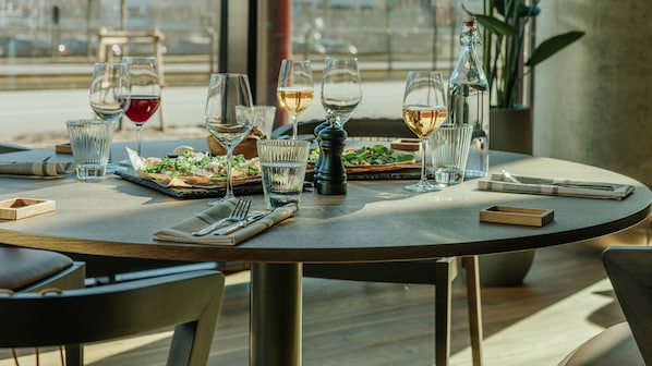 Petit déjeuner, déjeuner et dîner servis sur place