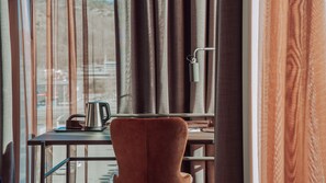 Senger med Select Comfort-madrass og skrivebord for bærbar PC