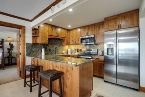 Fridge, oven, stovetop, coffee/tea maker