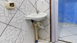 雙人房 | 浴室 | 淋浴設備、免費盥洗用品、毛巾
