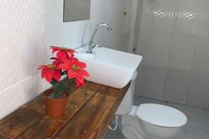 Regadera, toallas, papel de baño