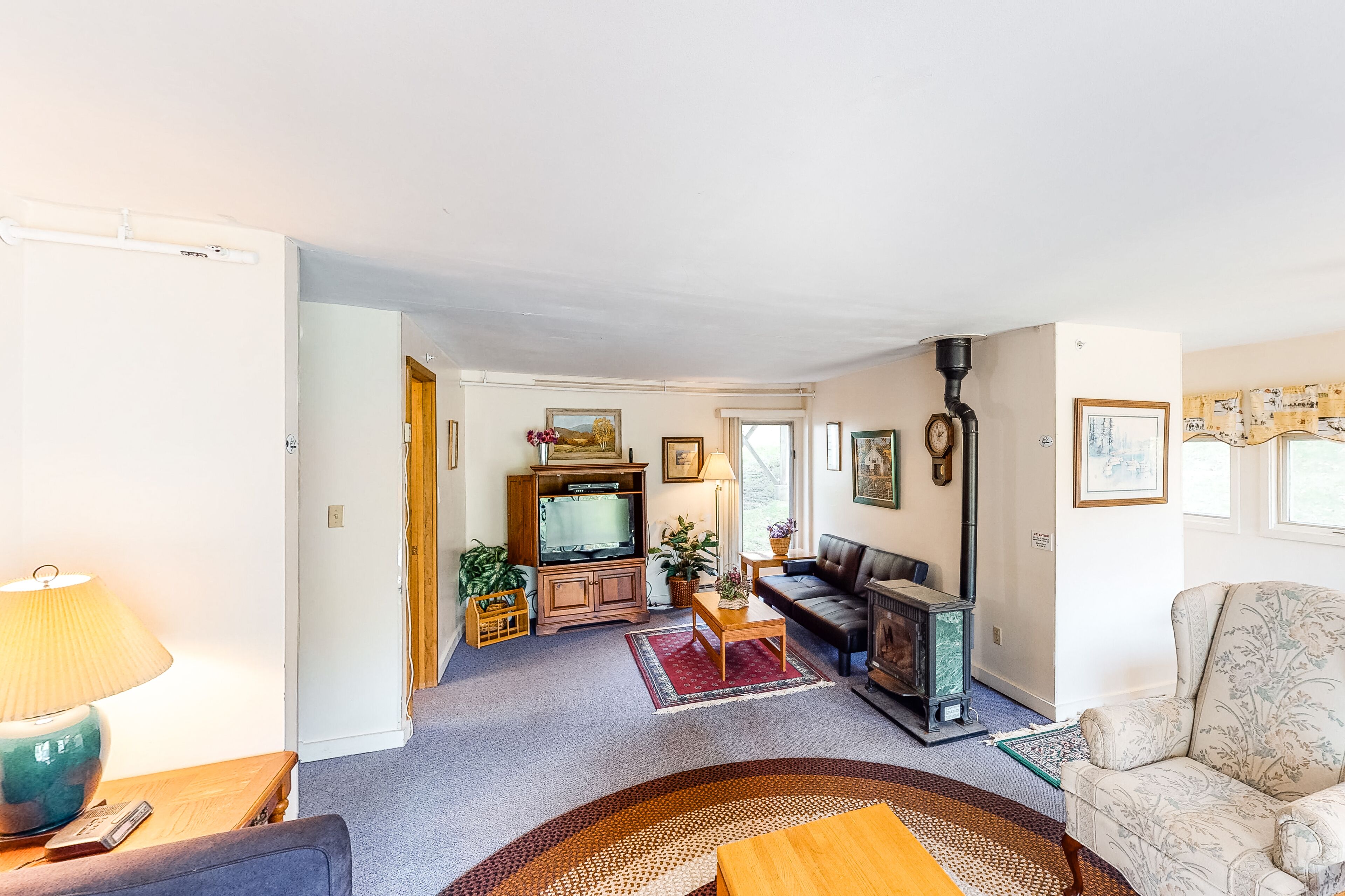 Walkable in-town condo w/ deck & shared pool, hot tub & tennis - near skiing!