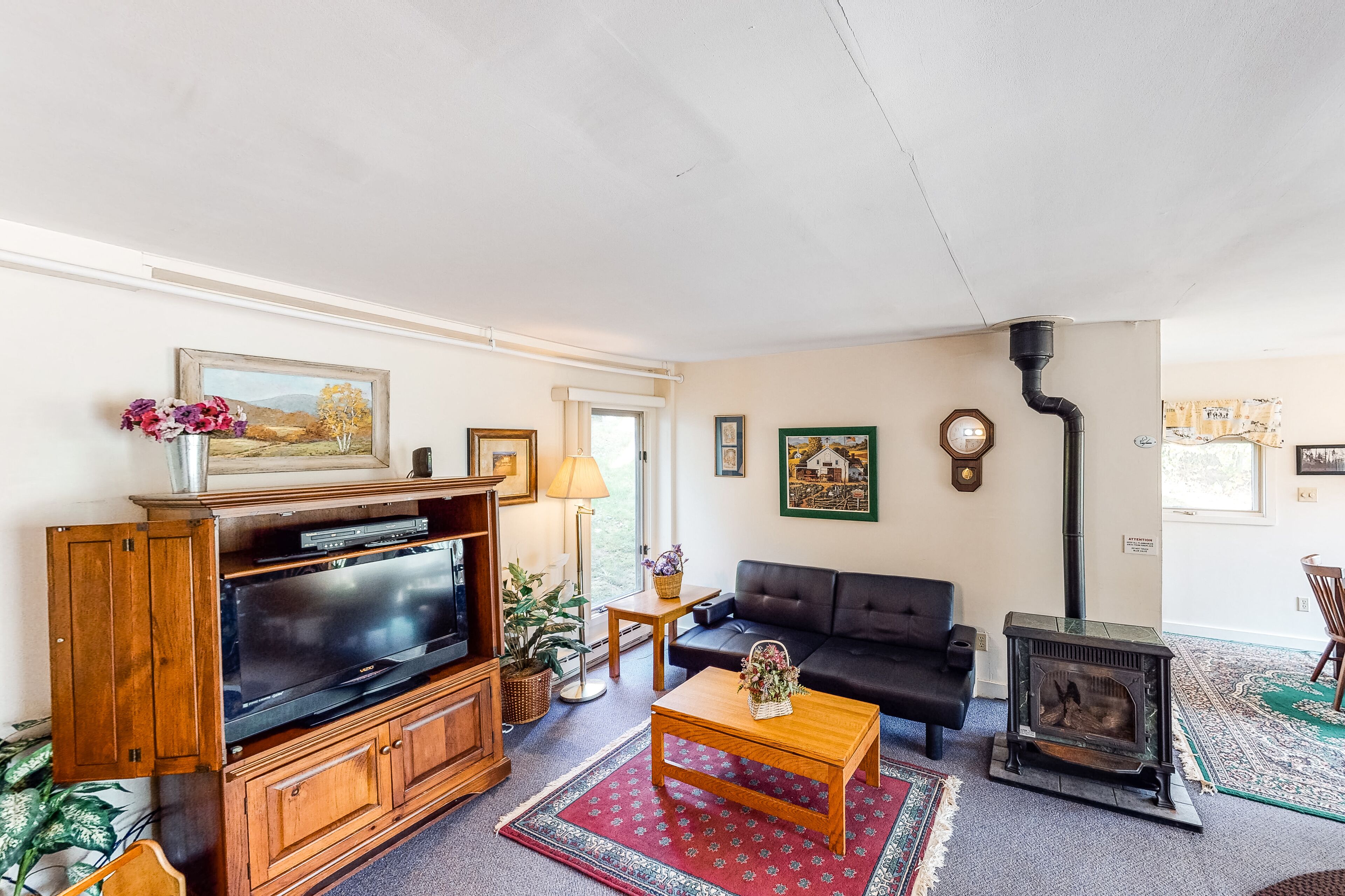 Walkable in-town condo w/ deck & shared pool, hot tub & tennis - near skiing!