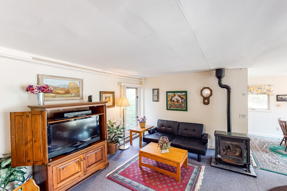 Walkable in-town condo w/ deck & shared pool, hot tub & tennis - near skiing!