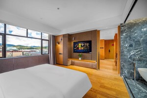 客房, 1 张特大床, 无烟房 (Snow Mountain View) | 迷你吧、客房内保险箱、免费 WiFi、床单