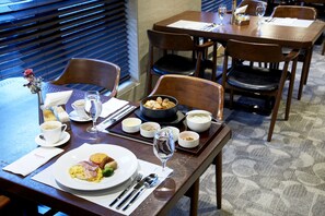 Bữa sáng buffet hàng ngày với phụ phí nhỏ