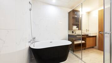 Gratis toiletartikelen, een haardroger, badjassen, pantoffels