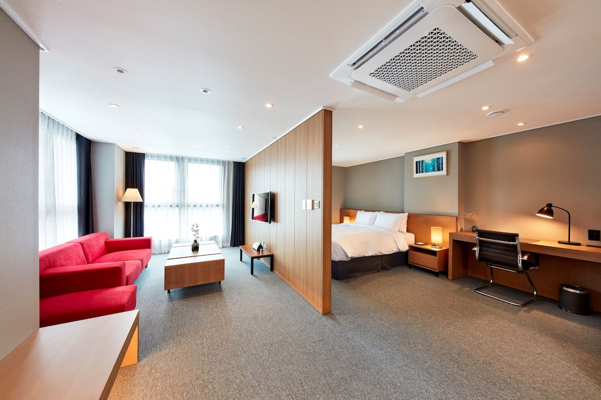 Suite, 1 queensize-seng, hjørnerom | Safe på rommet, blendingsgardiner, lydisolert og wi-fi (inkludert)