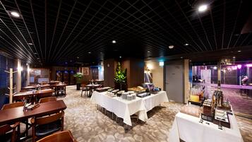 Daily buffet breakfast (KRW 22000 per person)