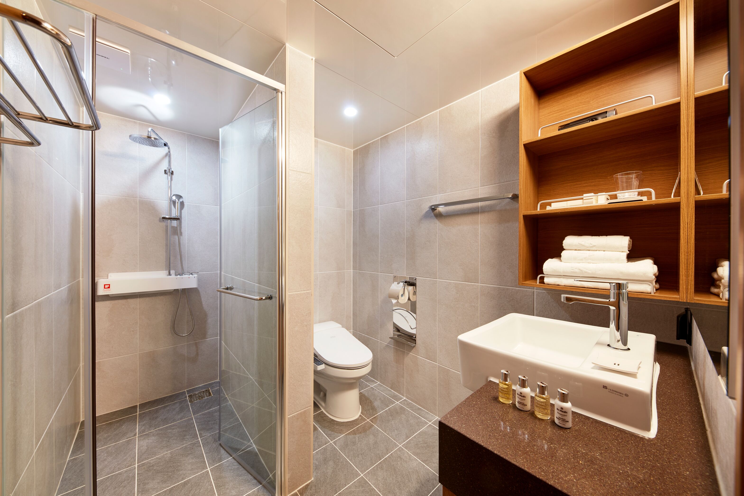 deluxe room, 1 double bed | bathroom | free toiletries, hair dryer, bathrobes, slippers