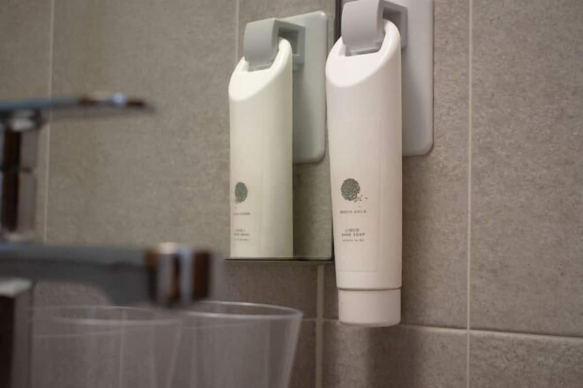 Kostenlose Toilettenartikel, Haartrockner, Bademäntel, Hausschuhe