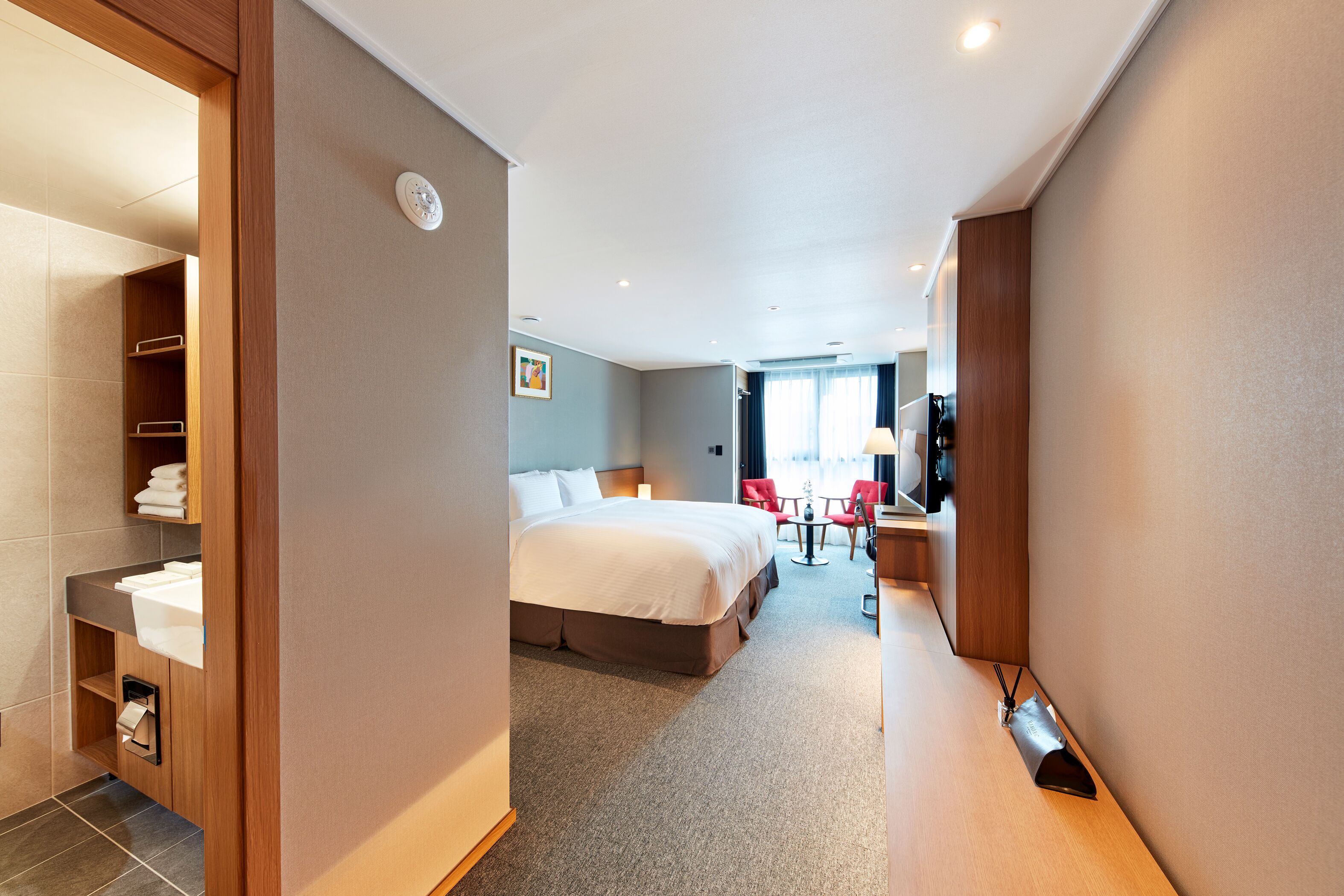 room, 1 double bed (hollywood) | in-room safe, blackout curtains, soundproofing, free wifi