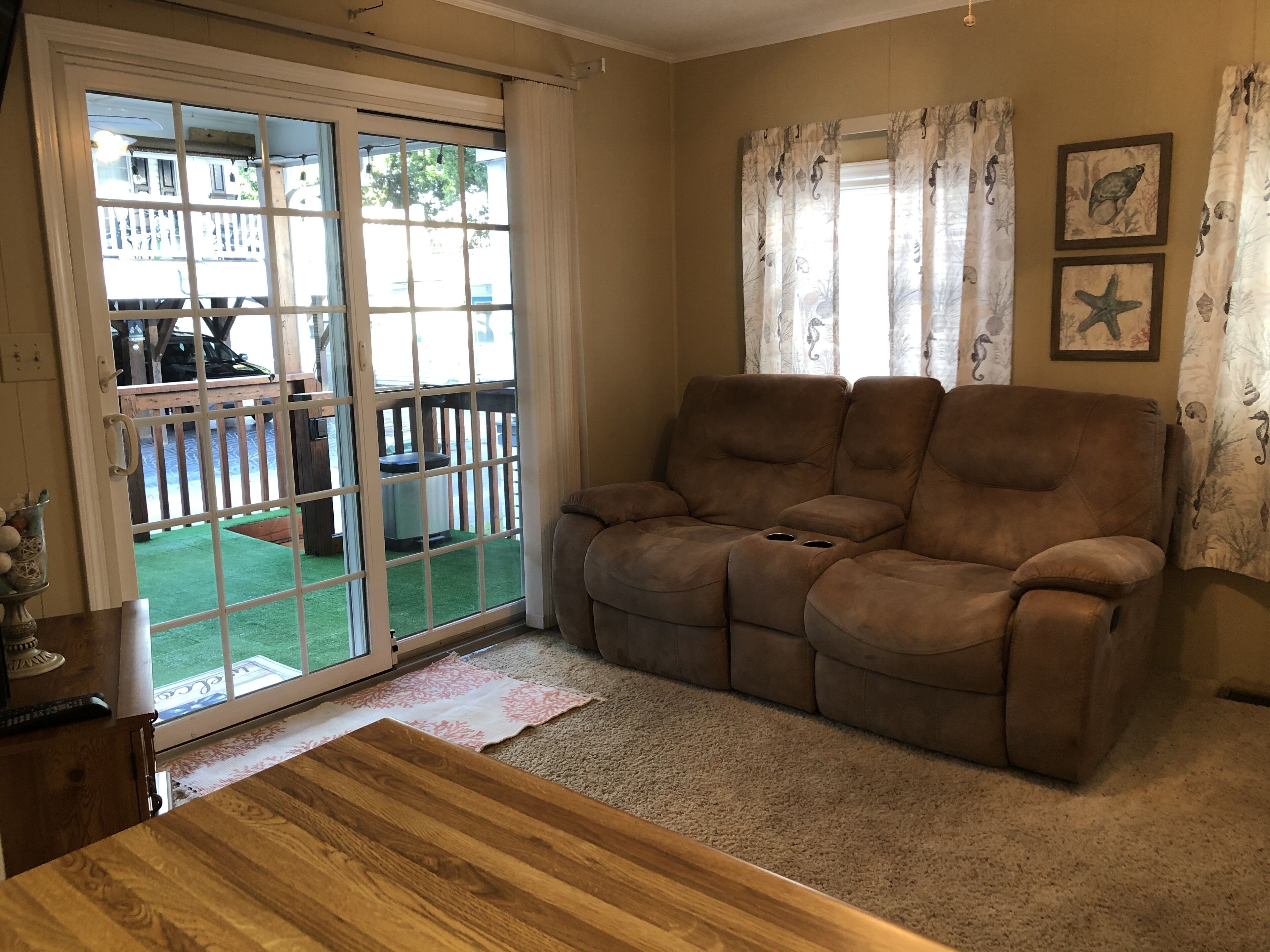 Newly updated 2 bed/ 2 bath just one block from ocean. 