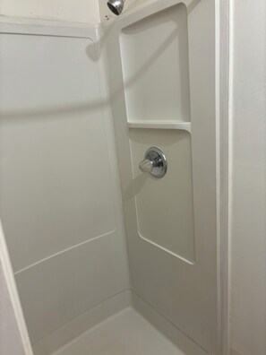 Dusche, Handtücher, Seife, Toilettenpapier