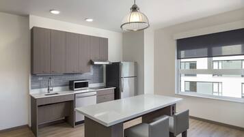 Individually furnished, desk, laptop workspace, free cribs/infant beds