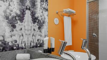 Chuveiro, secador de cabelo, toalhas de banho, sabonete