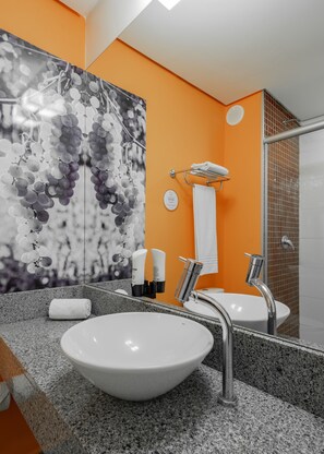 Shower, hair dryer, towels, soap - BG Hotel by Nobile (Bento Gonçalves)